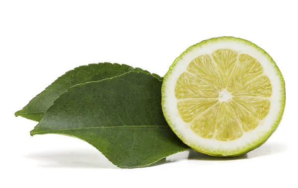 Half Citroenfruit Met Twee Groene Bladeren Aan Zijkant Geïsoleerd Met — Stockfoto