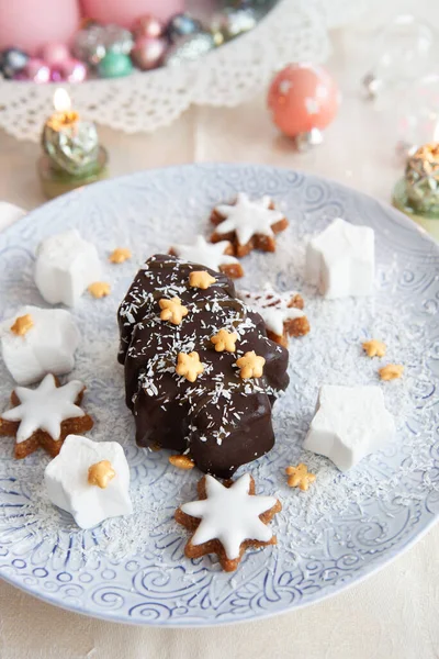 Chocolade Bedekt Ijs Vorm Van Een Kerstboom Met Kokos Stockafbeelding
