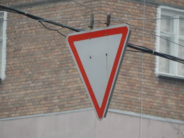 指示车辆和行人移动方向的路标 — 图库照片