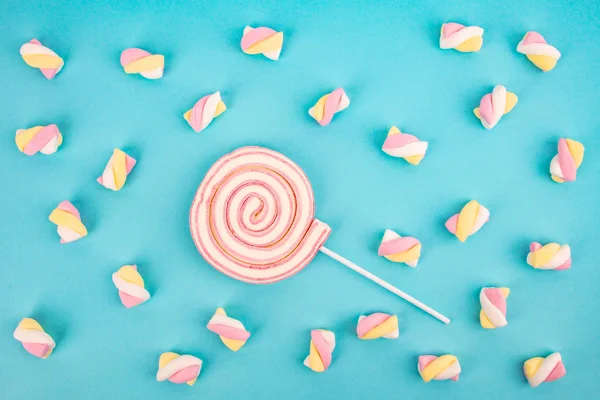 Dulces Sabrosos Marshmellows Piruleta Sobre Fondo Azul Claro — Foto de Stock