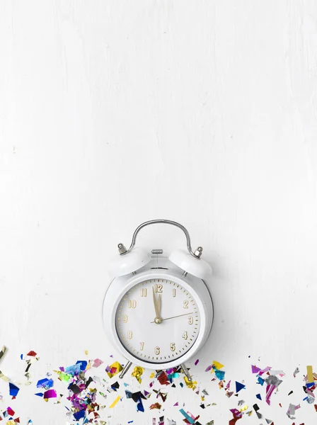 Reloj Alarma Blanca Sobre Fondo Blanco Con Diferentes Objetos Coloridos —  Fotos de Stock