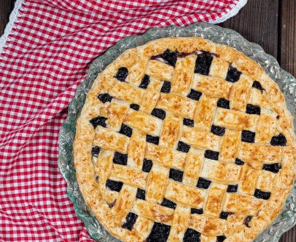 Torta Grosella Negra Redonda Horneada Una Placa Hierro Vista Superior — Foto de Stock