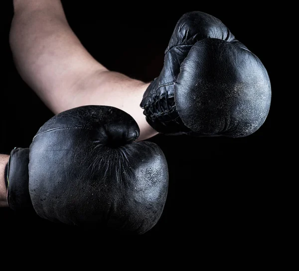 Mannen Handen Dragen Oude Leer Zwart Bokshandschoenen Close — Stockfoto