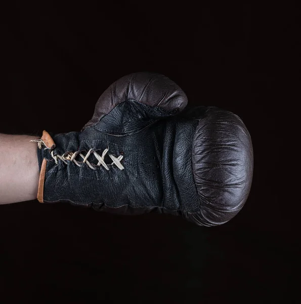 Brun Boxning Handske Klädd Mannens Hand Svart Bakgrund — Stockfoto