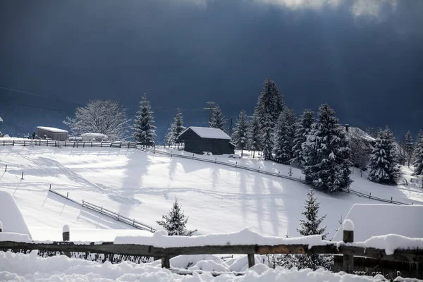 Paisagem Inverno Fadas Nas Montanhas Dos Cárpatos Neve Coberta Pequena — Fotografia de Stock