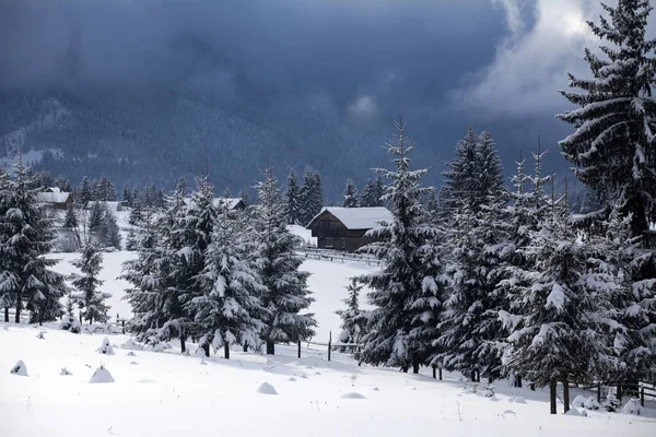 Paisaje Invernal Hadas Las Montañas Cárpatas Nieve Cubierto Pequeño Pueblo — Foto de Stock