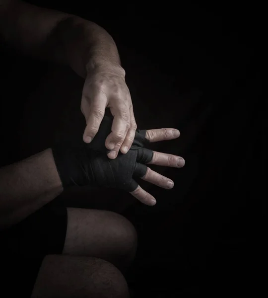 Hombre Envuelve Sus Manos Vendaje Textil Negro Para Deportes Fondo — Foto de Stock
