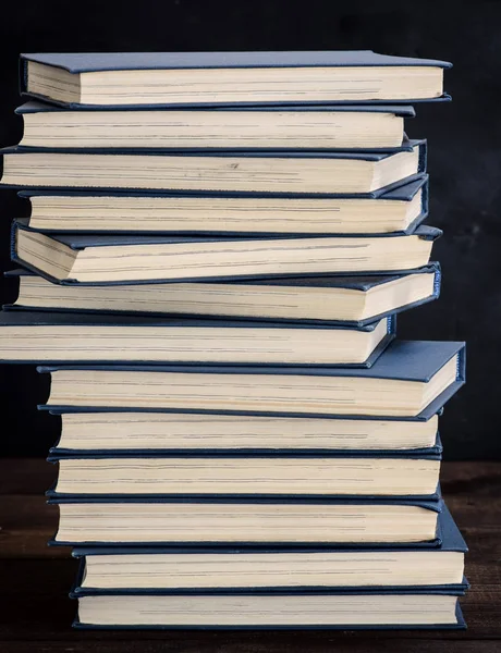 Stoh Knih Modrém Obalu Hnědý Dřevěný Stůl Zblízka — Stock fotografie