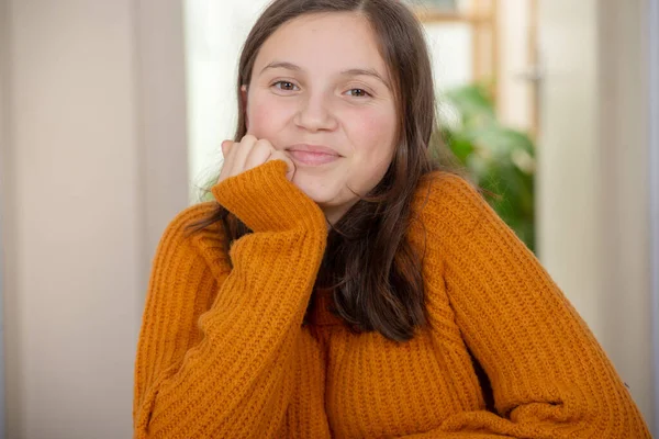 Uma Jovem Adolescente Com Uma Camisola Amarela — Fotografia de Stock