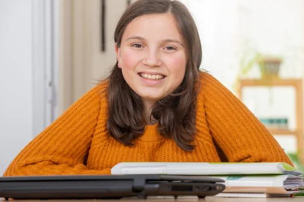 Una Joven Adolescente Con Suéter Amarillo — Foto de Stock