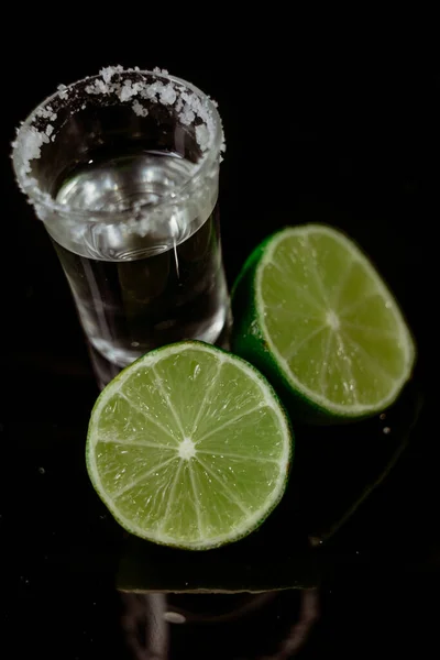 Tequila Com Limão Sal Sobre Fundo Preto — Fotografia de Stock