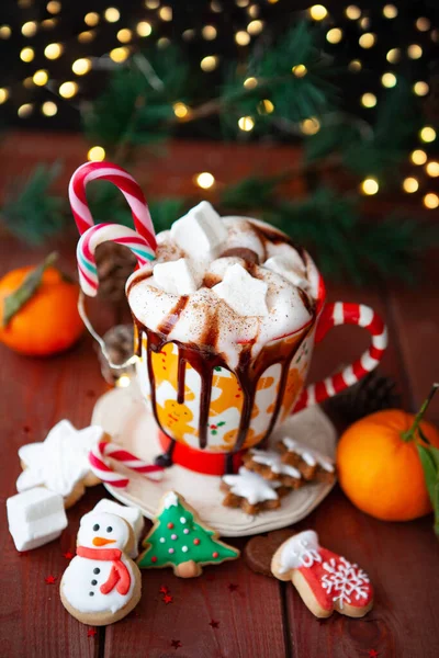 Festlicher Weihnachtsbecher Mit Heißer Schokolade Mit Marshmallows Und Schlagsahne — Stockfoto