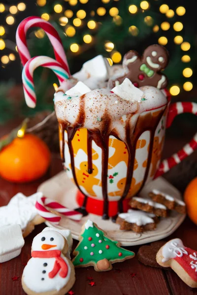 Festlicher Weihnachtsbecher Mit Heißer Schokolade Mit Marshmallows Und Schlagsahne — Stockfoto