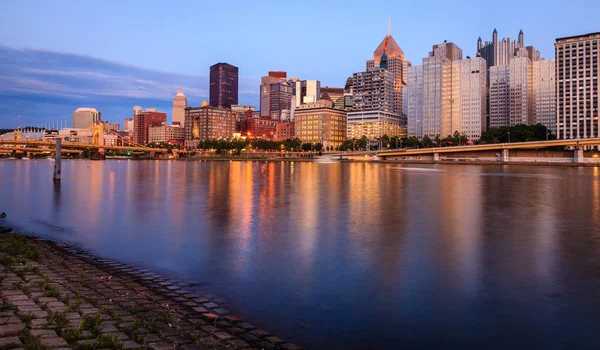 Utsikt Över Pittsburgh Skyline Från Floden Allegheny Efter Solnedgången — Stockfoto