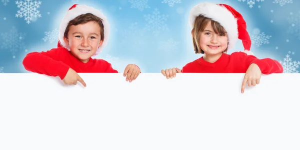 Рождественские Дети Дети Санта Клаус Указывая Счастливый Пустой Баннер Копировального — стоковое фото
