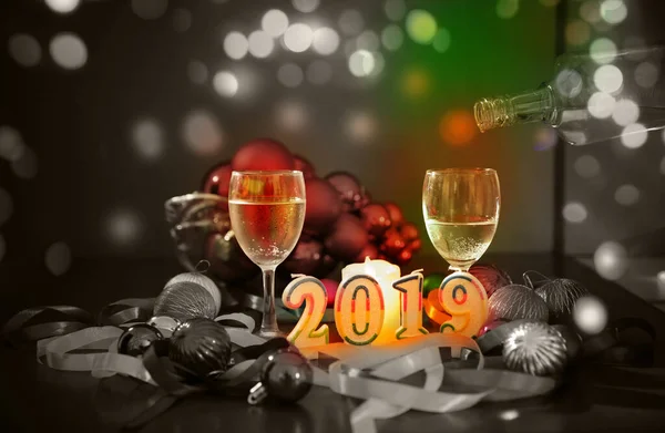 グラス シャンパンと新年のデコレーション — ストック写真