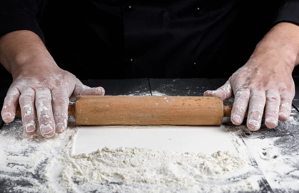 次に白い小麦粉が散在している男性の手で木製の麺棒 — ストック写真