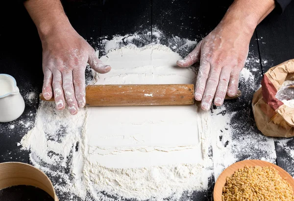 Processen Att Göra Degen Manliga Händer Svart Trä Bakgrund Ovanifrån — Stockfoto