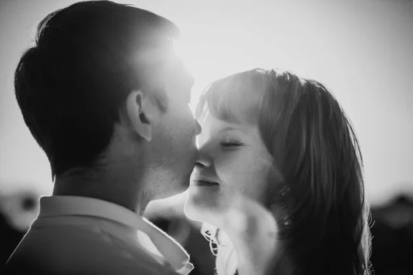 Noir Blanc Photographie Romantique Couple Debout Embrasser Sur Fond Prairie — Photo