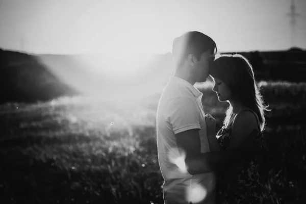 Μαύρο Και Άσπρο Φωτογραφία Ρομαντικό Ζευγάρι Στέκεται Και Φιλιά Για — Φωτογραφία Αρχείου