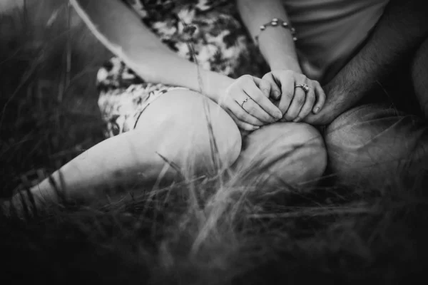 Black White Photography Romantic Couple Sit Background Summer Meadow Sunset — 스톡 사진