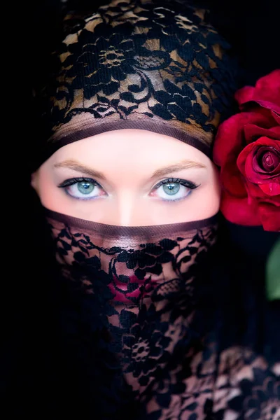 Veiled Woman Blue Eyes — Stockfoto