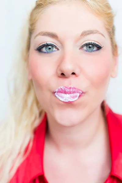 Blonde Woman Chews Gum — Stok fotoğraf