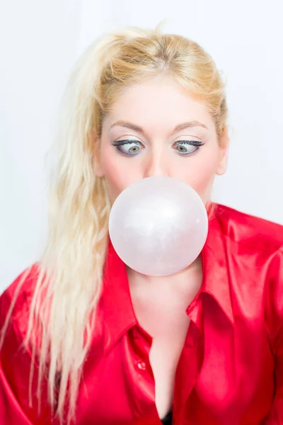 Blonde Woman Chews Gum — Stockfoto