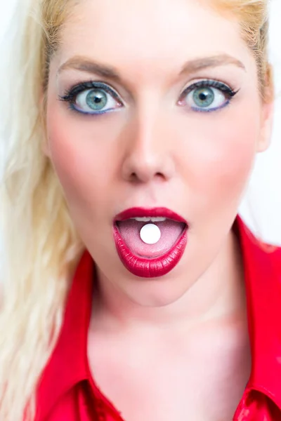Frau Mit Tablette Auf Der Zunge — Stockfoto