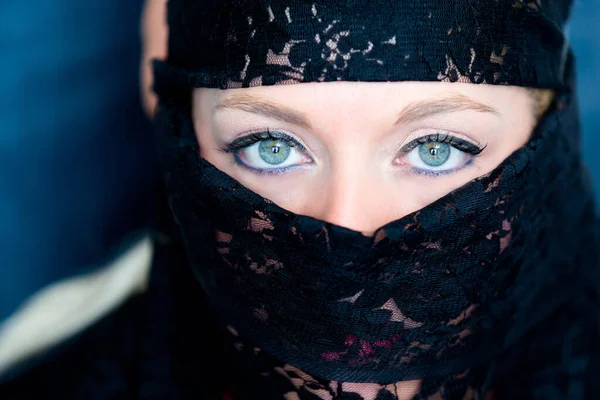 Mujer Velada Con Ojos Azules — Foto de Stock
