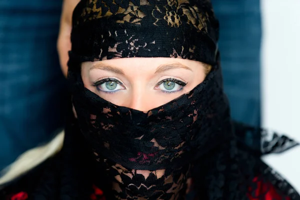 Mujer Velada Con Ojos Azules — Foto de Stock