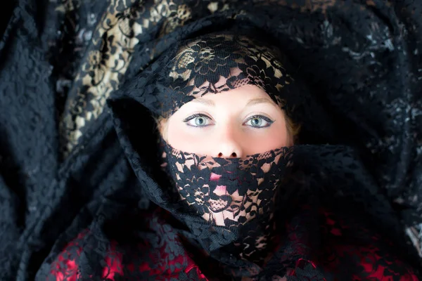 Veiled Woman Blue Eyes — Stockfoto