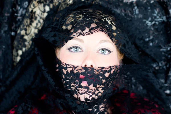 Veiled Woman Blue Eyes — Stockfoto