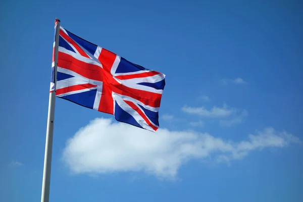 Vlag Van Verenigd Koninkrijk Met Blauwe Lucht — Stockfoto