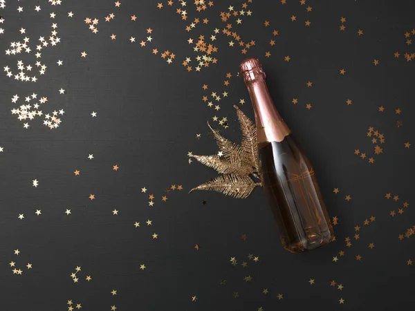 Neujahrshintergrund Mit Einer Flasche Champagner Auf Schwarzer Tafel — Stockfoto