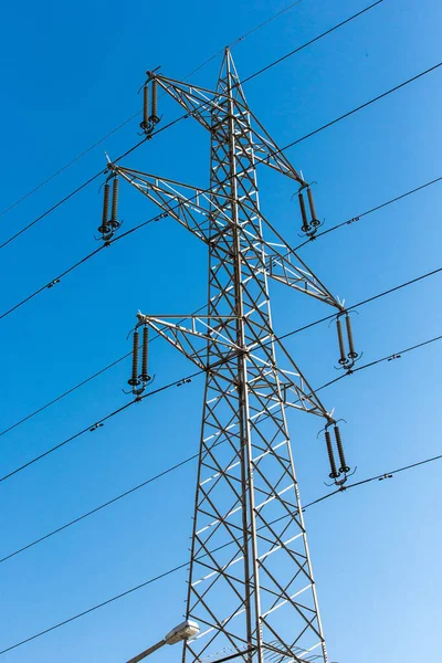 Güç Direkleri Yüksek Voltaj Mavi Gökyüzü — Stok fotoğraf