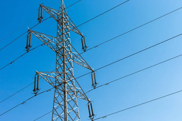 Güç Direkleri Yüksek Voltaj Mavi Gökyüzü — Stok fotoğraf