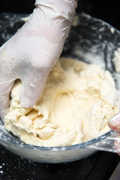 Chef Knetet Teig Der Küche — Stockfoto