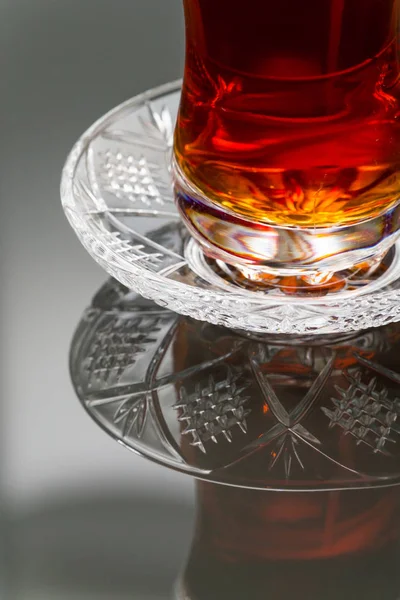 Thé Dans Une Tasse Verre Sur Fond Noir — Photo