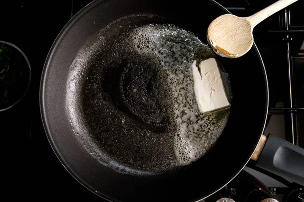 用面粉和咖啡豆在黑色背景下烹调盘的顶部视图 — 图库照片