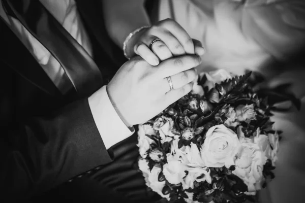 Черно Белые Руки Невесты Жениха Букете — стоковое фото