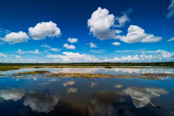 Sjön Med Speglar Moln Idylliskt Landskap Med Stående Vatten — Stockfoto