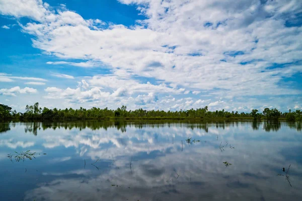 Lago Com Nuvens Reflexão Paisagem Idílica Com Água Parada — Fotografia de Stock