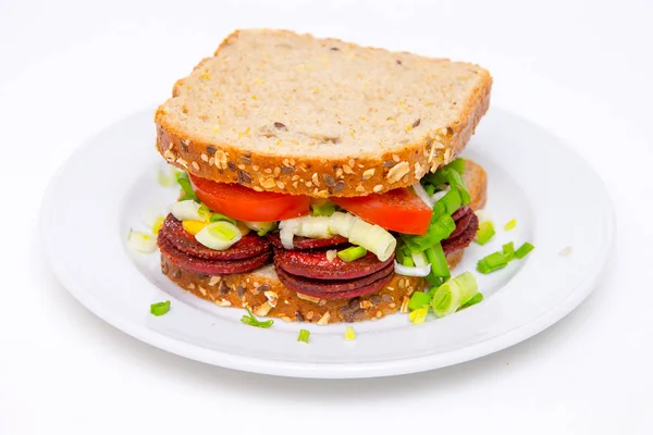 Sandwich Mit Gebratenen Wurstscheiben — Stockfoto