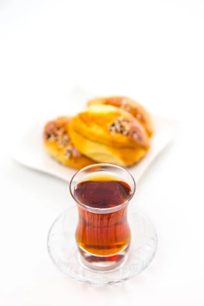 Délicieuse Pâtisserie Avec Thé Chaud Sur Fond Blanc — Photo