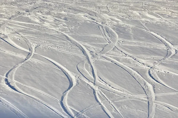 Καμπύλες Σκιέρ Και Snowboarder Στο Χιόνι — Φωτογραφία Αρχείου