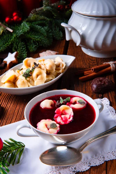 Weihnachtliche Rote Bete Suppe Borschtsch Mit Kleinen Knödeln — Stockfoto