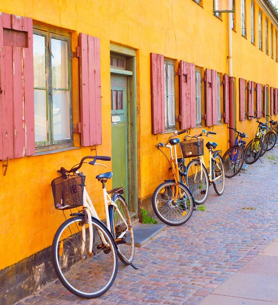 Fahrräder Entlang Der Alten Hauswand Kopenhagen Dänemark — Stockfoto
