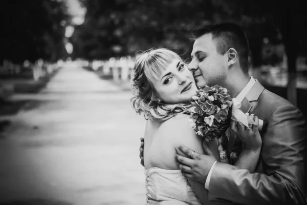 Fotografía Blanco Negro Hermosa Pareja Joven Casada Bosque Fondo — Foto de Stock