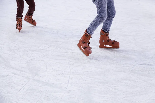 Люди Катаються Ковзанах Зимові Спортивні Деталі — стокове фото